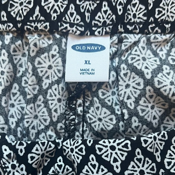 Old Navy Pattern Shorts - Picture 6 of 7